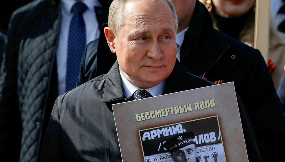 Ruslands præsident Vladimir Putin holder et billede af sin far, krigsveteranen Vladimir Spiridonovich Putin,mens han deltager i 'De udødeliges Regiment-march' på 'Sejrsdagen', som markerer 77-året for sejren over Nazityskland i Anden Verdenskrig, i det centrale Moskva, Rusland 9. maj 2022