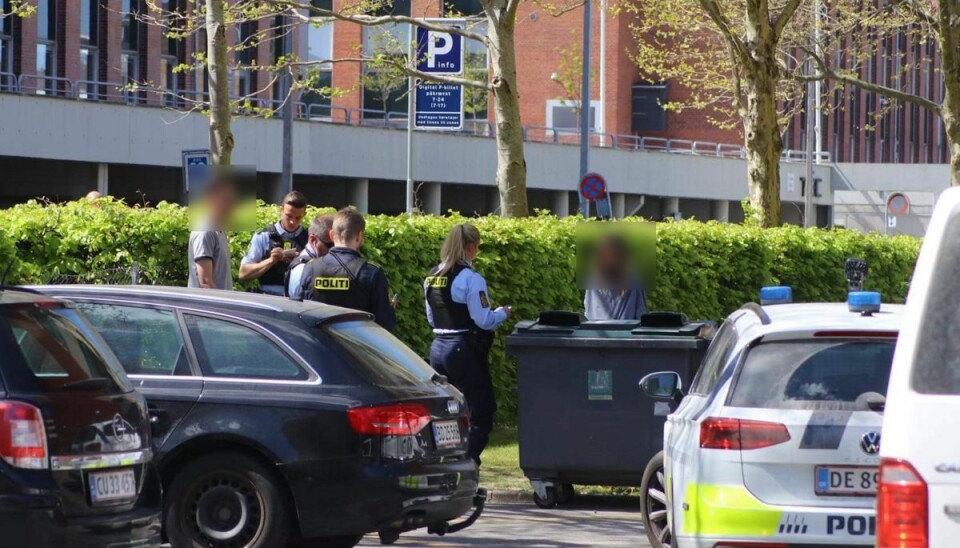 En politiaktion fandt sted ved Robert Hansens hjem. En politiaktion fandt sted ved Robert Hansens hjem.