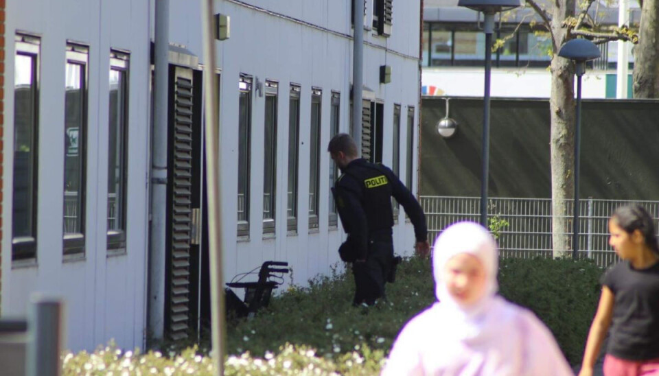 Der har floreret rygter om, at politiet rykkede ud til husspektakler i skuespillerens lejlighed. Der har floreret rygter om, at politiet rykkede ud til husspektakler i skuespillerens lejlighed.