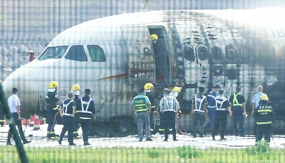 113 passagerer blev evakueret, efter flyet brød i brand
