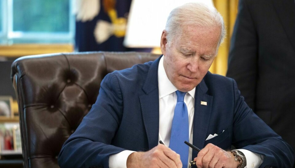 USA's præsident, Joe Biden, underskriver den såkaldte 'Lend-Lease Act', der gør det muligt for USA at udlåne og leje våben ud til Ukraine.