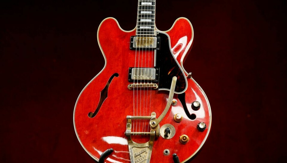 Noel Gallaghers Gibson ES-355-guitar blev ødelagt under en diskussion mellem ham og broren, Liam Gallagher ved Oasis' sidste koncert i 2009. Det blev enden på bandets megasucces. Guitaren er tirsdag solgt på auktion i Paris.