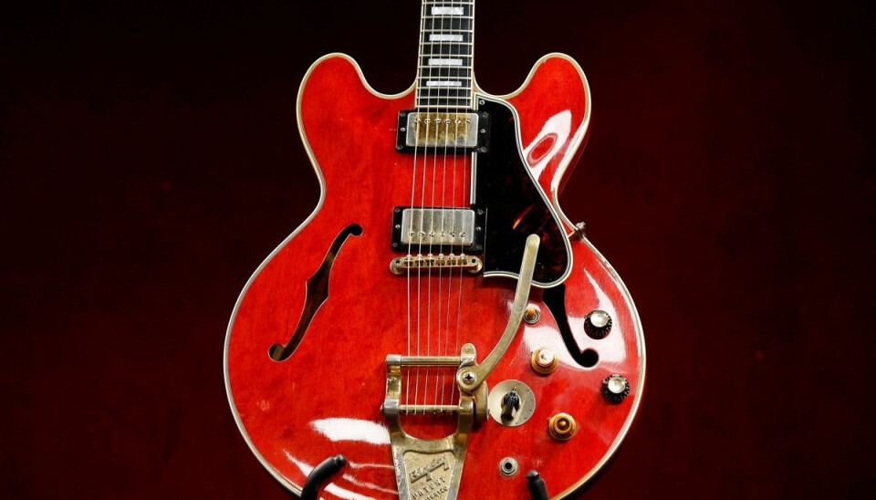 Solgt for vanvittigt beløb Noel Gallaghers Gibson ES-355-guitar blev ødelagt under en diskussion mellem ham og broren, Liam Gallagher ved Oasis' sidste koncert i 2009. Det blev enden på bandets megasucces. Guitaren er tirsdag solgt på auktion i Paris.