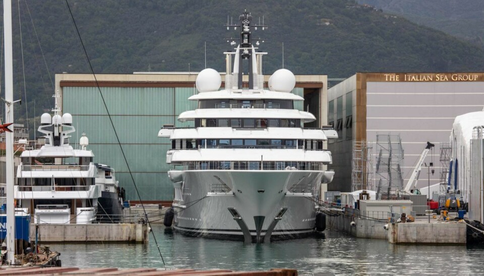 Den milliarddyre yacht er nu inddraget af myndighederne. Den milliarddyre yacht er nu inddraget af myndighederne.