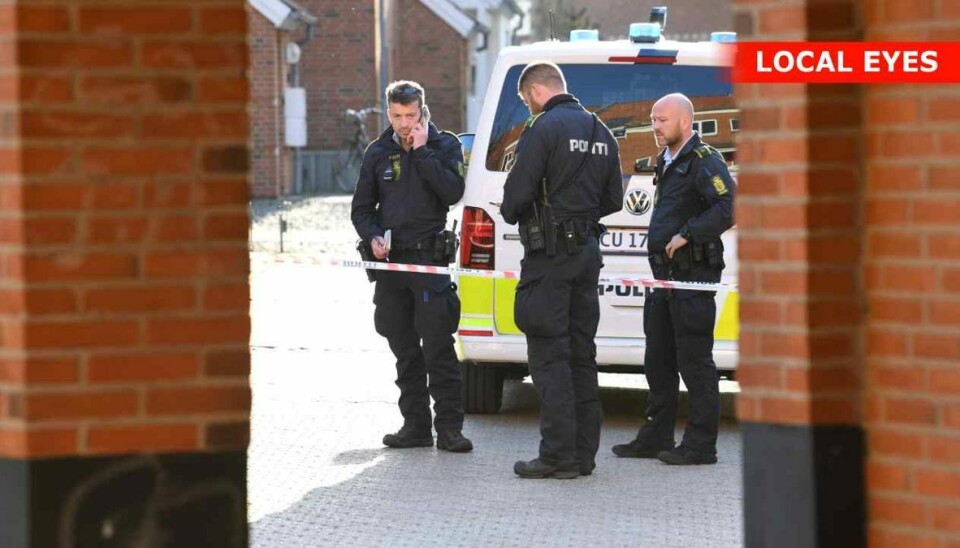 Politiet arbejder ved gerningsstedet. Politiet arbejder ved gerningsstedet.