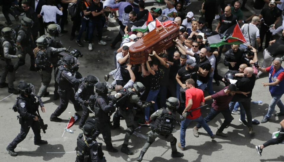 Det kom til tumult i Jerusalem fredag, da israelsk politi forsøgte at fjerne palæstinensiske flag fra de sørgende i et begravelsesoptog. Det var journalisten Shireen Abu Akleh fra al-Jazeera, der blev begravet. Det kom til tumult i Jerusalem fredag, da israelsk politi forsøgte at fjerne palæstinensiske flag fra de sørgende i et begravelsesoptog. Det var journalisten Shireen Abu Akleh fra al-Jazeera, der blev begravet.