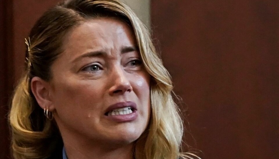 Skuespiller Amber Heard har onsdag vidnet for første gang i retssag mod sin eksmand Johnny Depp. Skuespiller Amber Heard har onsdag vidnet for første gang i retssag mod sin eksmand Johnny Depp.
