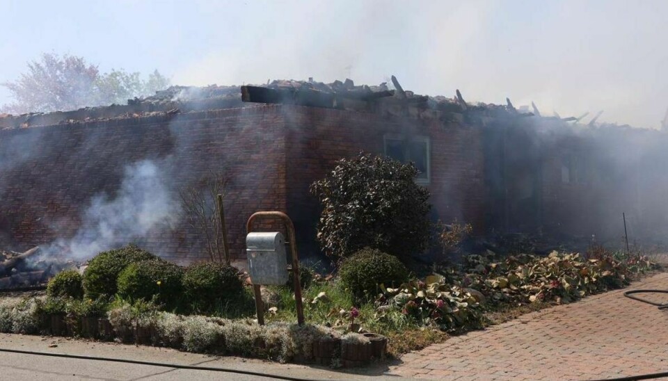 En voldsom brand hærger løs i en villa.