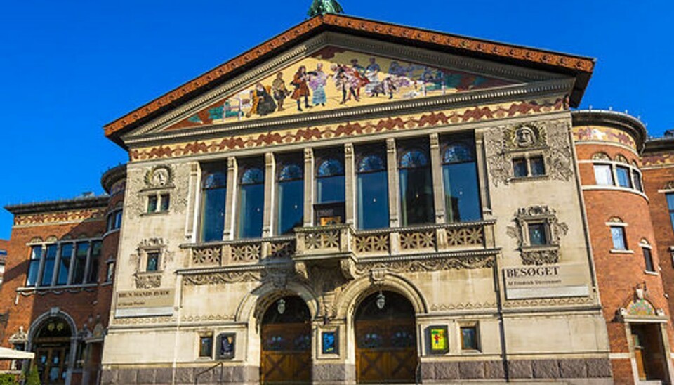 En mand faldt torsdag om med hjertestop i Aarhus Teater. En mand faldt torsdag om med hjertestop i Aarhus Teater.