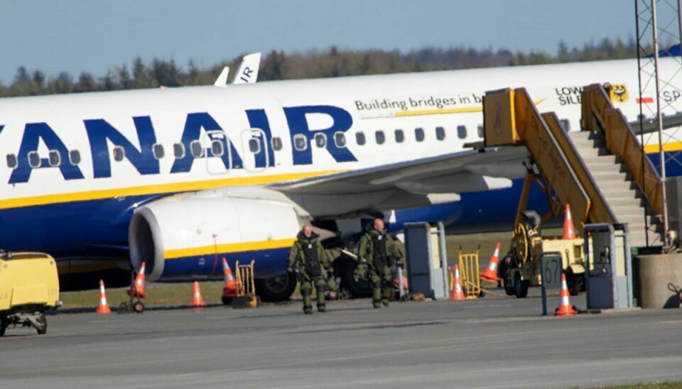 Bomberyddere fra Forsvarets Ammunitionsrydningstjeneste, EOD, politi og indsatsleder var torsdag eftermiddag til stede ved Billund Lufthavn.