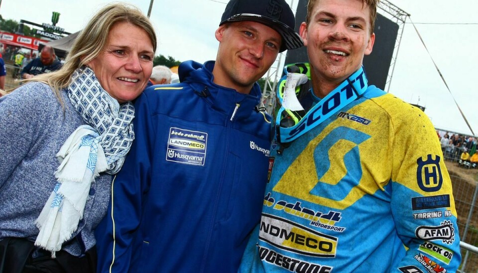 Den danske motorcross-stjerne Thomas Kjer Olsen (til højre i billedet) kom voldsomt galt afsted under et løb.