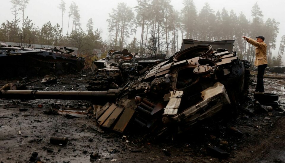En russisk kampvogn ligger smadret ud for Kyiv. Her er tårnet sprængt fuldstændig væk.