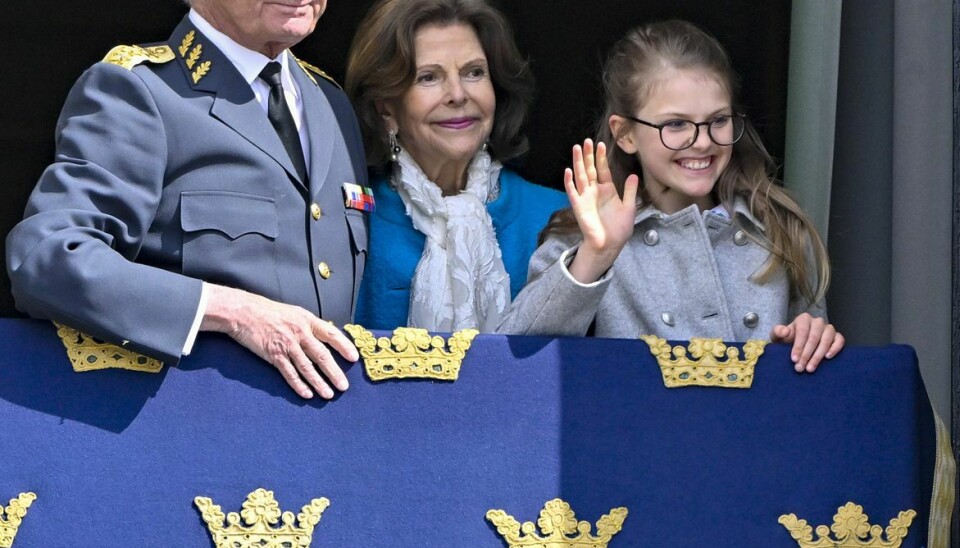 Her er det kongeparret sammen med prinsesse Estelle, der er nummer to i den svenske tronarvefølge efter sin mor, kronprinsesse Victoria.