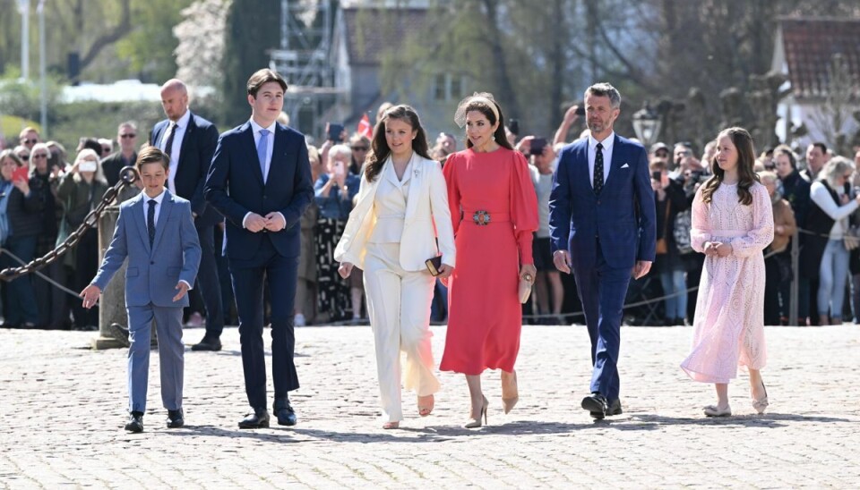 Isabella ankommer til Fredensborg sammen med sine forældre og tre søskende. Isabella ankommer til Fredensborg sammen med sine forældre og tre søskende.