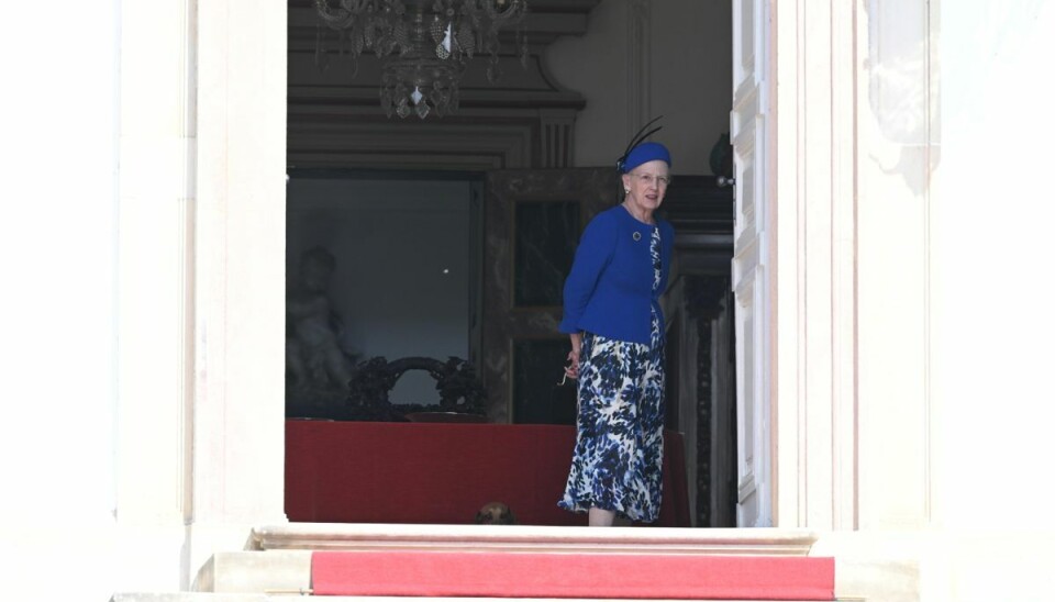 Margrethe titter frem i døren. Er konfirmanden på vej? Margrethe titter frem i døren. Er konfirmanden på vej?