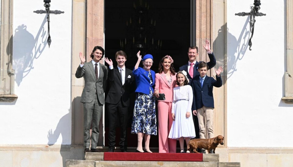 Dronning og prins Joachim med familie hilser fra trappen. Dronning og prins Joachim med familie hilser fra trappen.