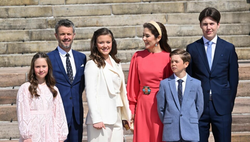 Dagens hovedperson og hendes familie poserer for pressen. Dagens hovedperson og hendes familie poserer for pressen.