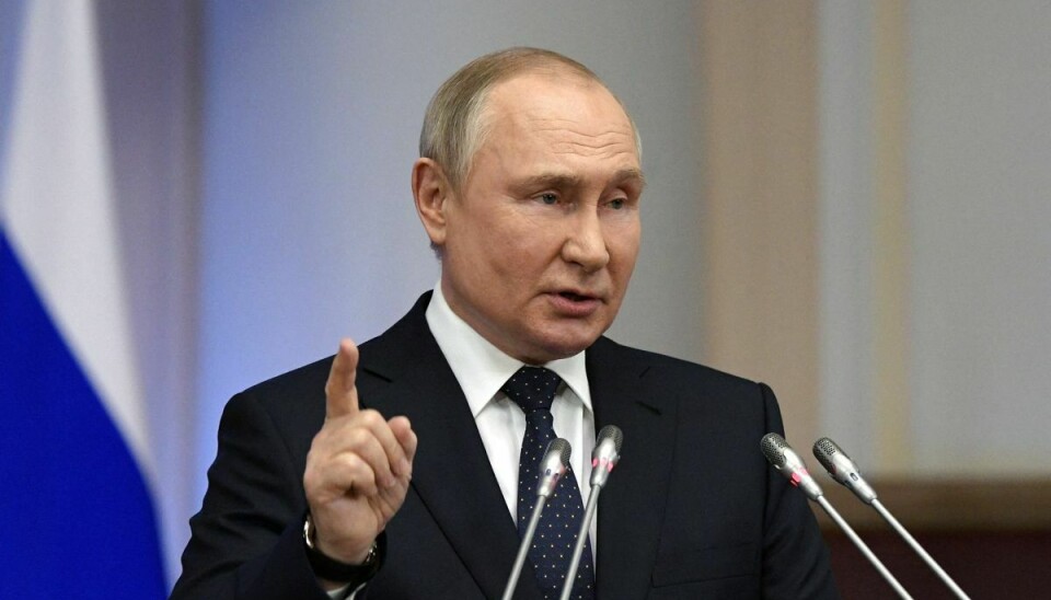 Vladimir Putin mener, at Vesten burde stoppe våbenleverancer for at undgå civile tab i Ukraine.