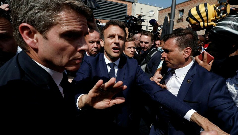 Macron virkede umiddelbart upåvirket af, at tomater fløj tæt forbi hans ansigt i Cergy-Pointoise. Han insisterede på, at de hurtigt skulle bevæge sig videre og undgå mere uro.