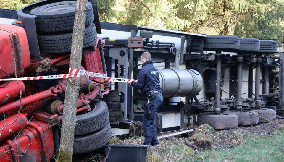 En politipatrulje opdagede den forulykkede lastbil i grøften.