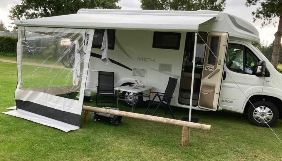 Den forsvundne autocamper kostede 740.000 kroner. Nu har Helle Christensen planer om at købe en ny. Hun er nemlig led ved tanken om at ødelægge kundernes ferieplaner. Den forsvundne autocamper kostede 740.000 kroner. Nu har Helle Christensen planer om at købe en ny. Hun er nemlig led ved tanken om at ødelægge kundernes ferieplaner.