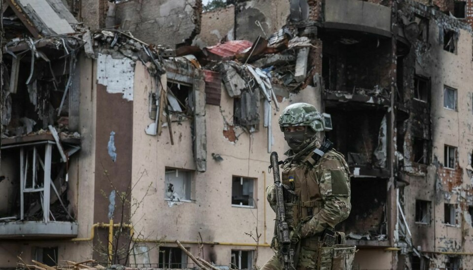 Ukrainer ved Sønderbombede bygninger udenfor Irpin, der ligger udenfor Kyiv.