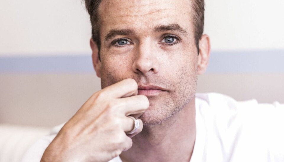 Silas Holst er en travl mand. Til efteråret spiller han med i 'Den skaldede frisør', og i foråret 2023 indtager han rollen som Danny Zuko i en ny opsætning af 'Grease'. Silas Holst er en travl mand. Til efteråret spiller han med i 'Den skaldede frisør', og i foråret 2023 indtager han rollen som Danny Zuko i en ny opsætning af 'Grease'.