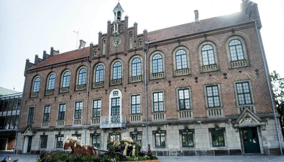 Efter afsløringen af, at byrådspolitikeren i Nyborg Kommune ville købe nøgenbilleder af en 17-årig pige, træder han nu tilbage. Efter afsløringen af, at byrådspolitikeren i Nyborg Kommune ville købe nøgenbilleder af en 17-årig pige, træder han nu tilbage.