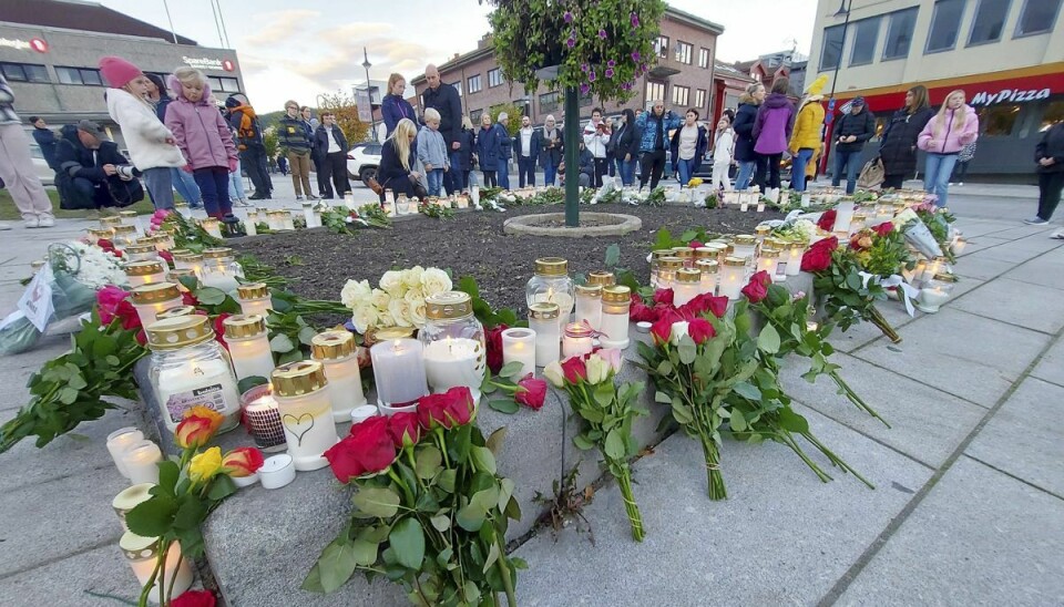 Borgere i Kongsberg i det sydlige Norge lagde blomster og satte lys, efter at en mand dræbte fem og sårede 13. Han angreb sine ofre med bue og pil 13. oktober om eftermiddagen.