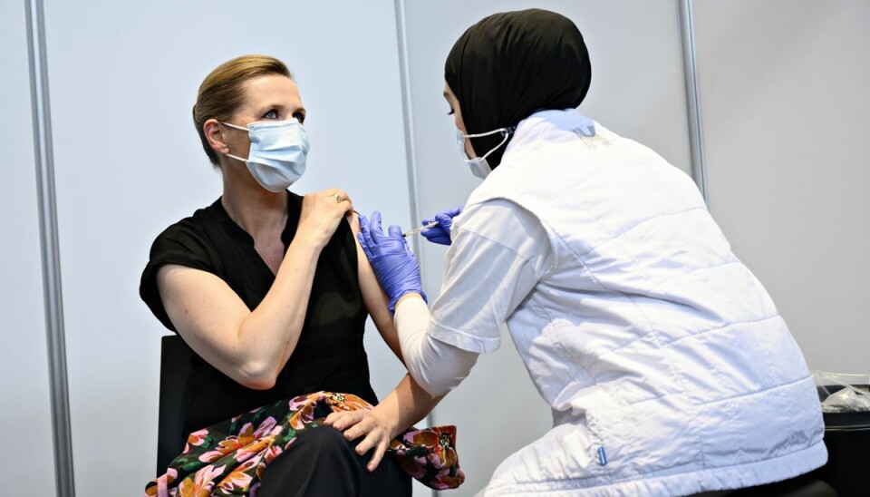 Statsminister Mette Frederiksen (S) bliver vaccineret imod covid-19 af vaccinatør Huda Beklar i Øksnehallen i København, fredag den 4. juni 2021. Statsminister Mette Frederiksen (S) bliver vaccineret imod covid-19 af vaccinatør Huda Beklar i Øksnehallen i København, fredag den 4. juni 2021.