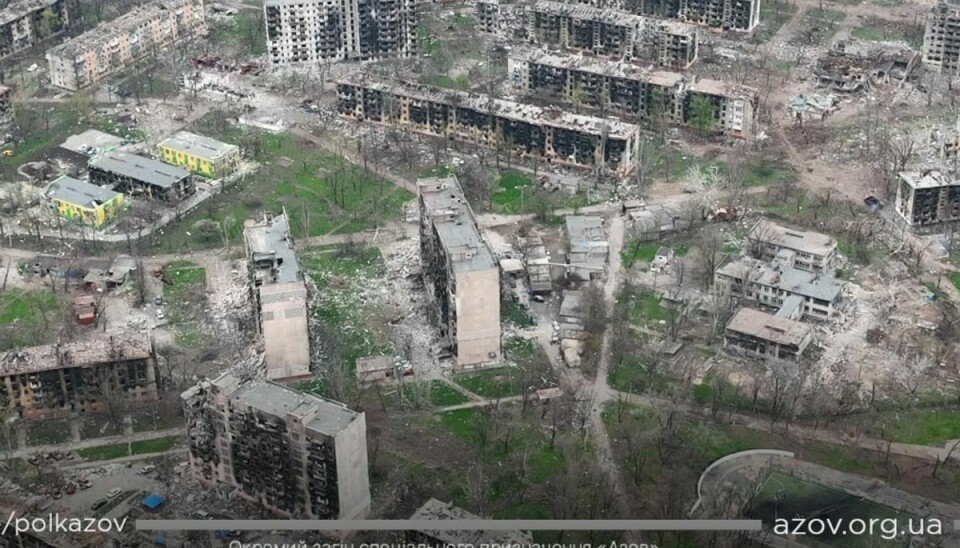 Et billede fra luften, som viser ødelagte bygninger i Marioupol