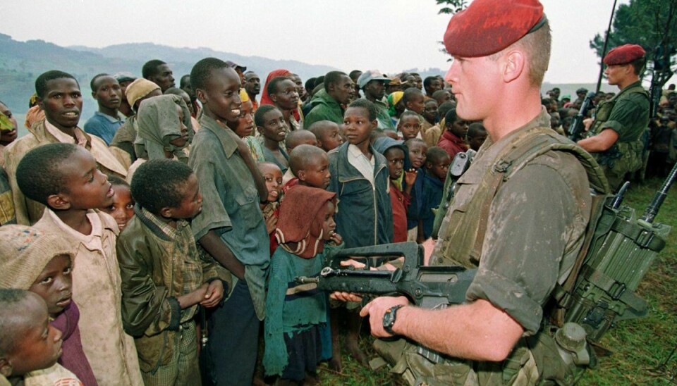 En dansk statsborger står i Rwanda tiltalt for folkedrab og forbrydelser mod menneskeheden. Ifølge anklagen deltog han i folkedrabet i 1994, hvor 800.000 mennesker blev dræbt på 100 dage. Billedet viser to franske soldater, der bevogter en flygtningelejr for tutsier 30. april 1994.