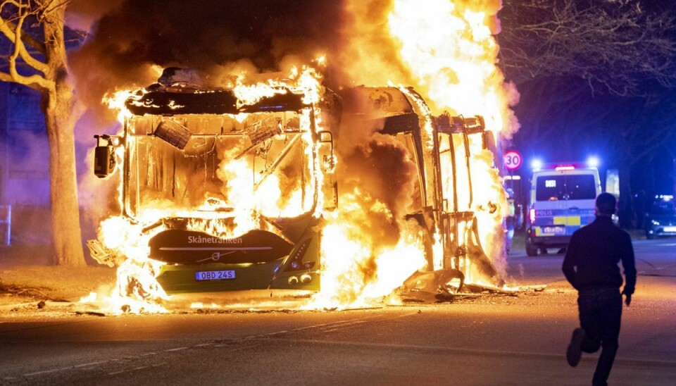 En bus brænder ved Rosengården i Malmø natten til søndag efter uroligheder ved en Stram Kurs-demonstration.