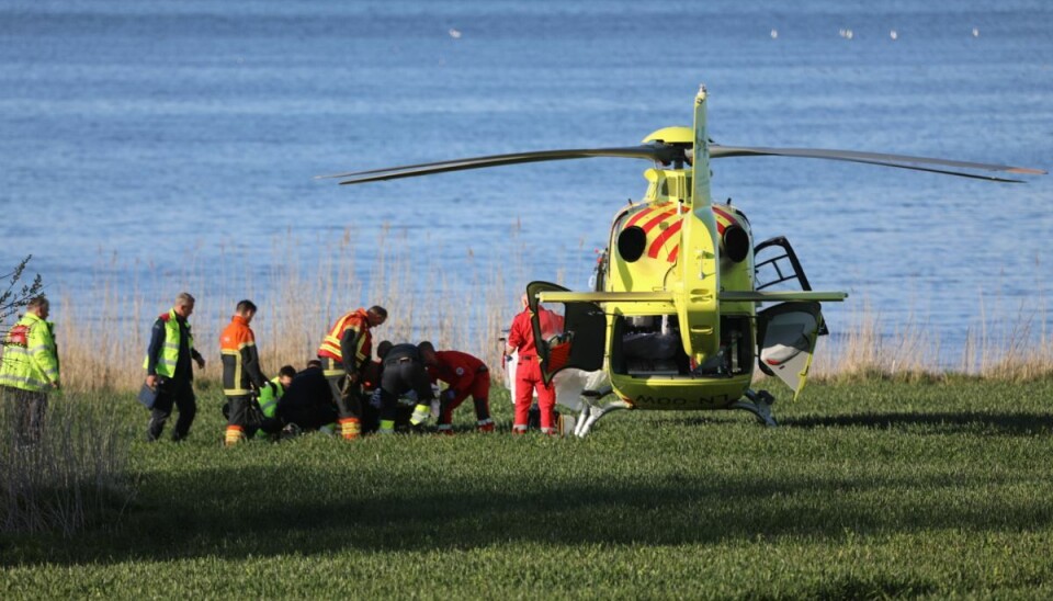 En person er blevet reddet op og fløjet til behandling