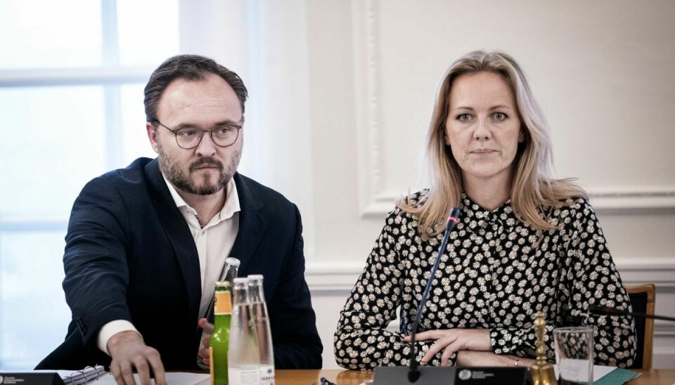 Klima-, energi- og forsyningsminister Dan Jørgensen (S) sidder ved siden af Radikales Ida Auken i samråd om at stoppe for nye tilladelser til indvinding af olie og gas i Nordsøen, på Christiansborg torsdag den 24. oktober 2019. (Arkivfoto)