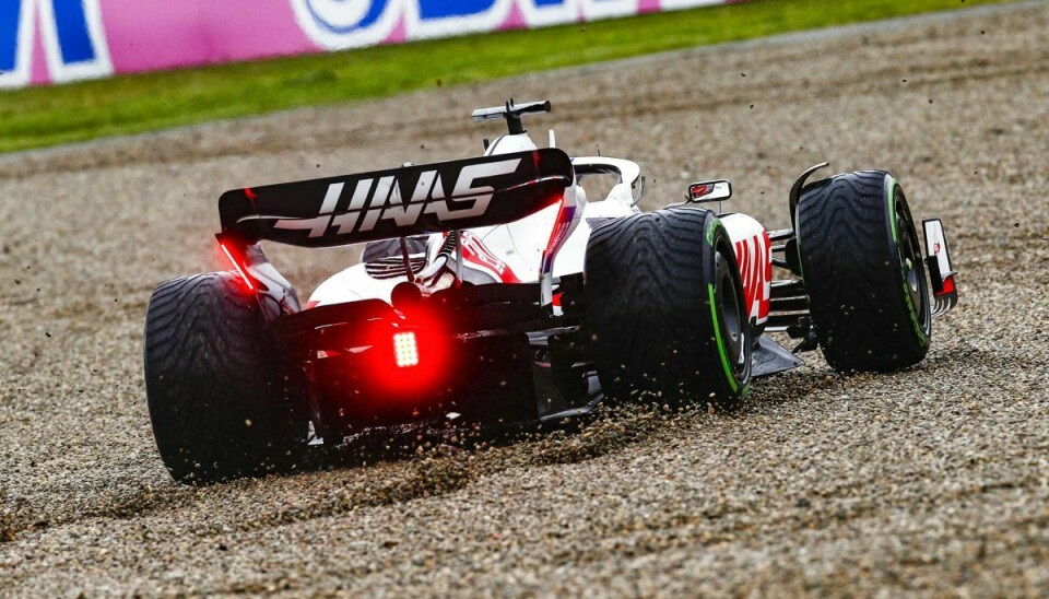 Kevin Magnussen var en tur ude i gruset under fredagens tidtagning, men fik sin Formel 1-racer tilbage på banen, hvor han sikrede sig en fjerdeplads til lørdagens sprintløb.