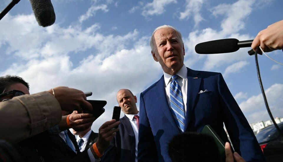 På vej om bord på 'Air Force One' i Des Moines i Iowa fastholder Joe Biden sin udtalelse om, at Rusland begår folkedrab i Ukraine.