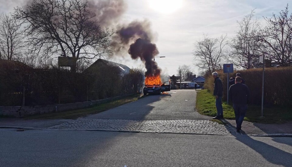 Blandt blev bilen på dette billede sat i brand. Blandt blev bilen på dette billede sat i brand.