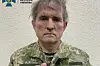 Den prorussiske ukrainer og rigmand Viktor Medvedstjuk da han i sidste uge blev vist frem i Ukraine iført håndjern, kort efter at han var fundet og anholdt. Nu fremsætter han og to tilfangetagne briter krav om hans frigivelse.