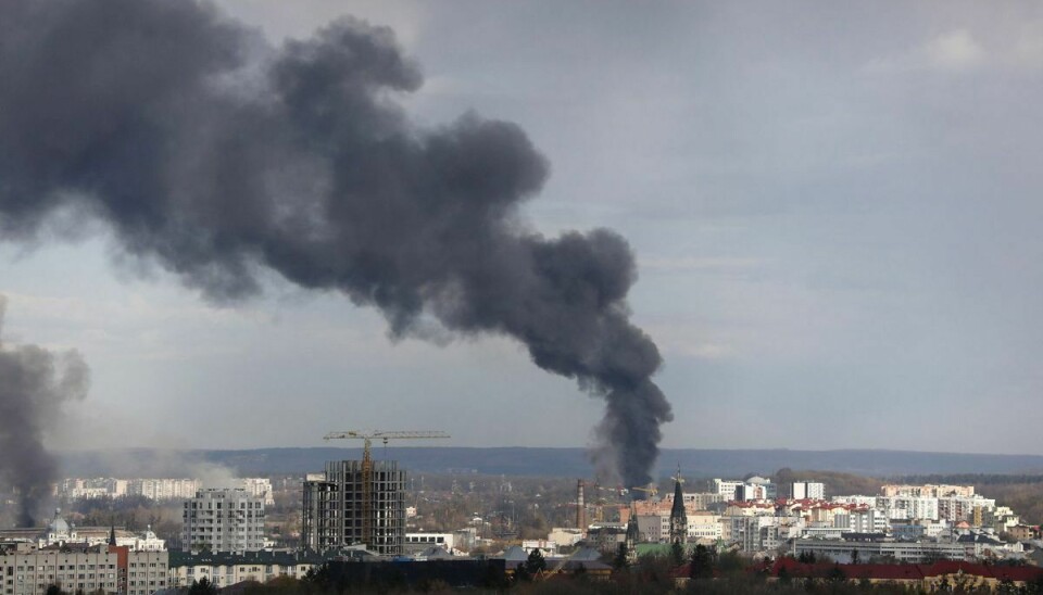 Røg stiger op fra udkanten af den ukrainske by Lviv, efter Rusland tidligere mandag angreb med raketter.