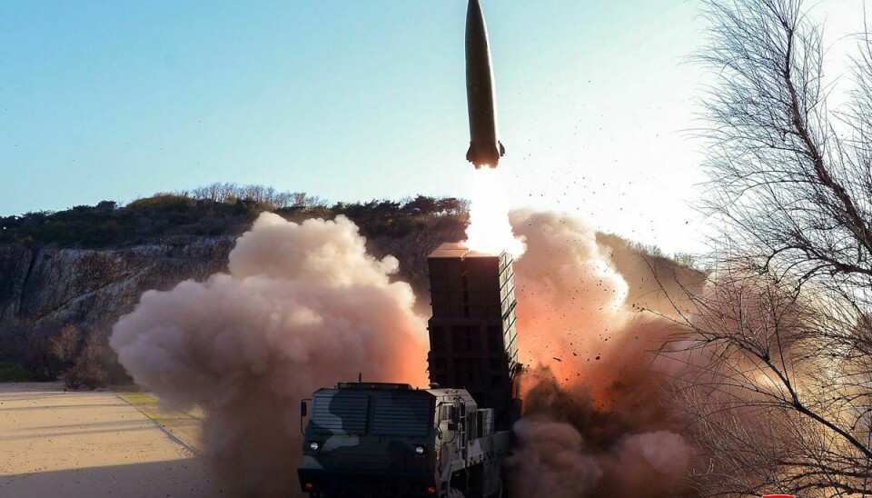 Nordkoreas statslige nyhedsbureau KCNA har søndag delt billeder af en formodet prøveaffyring af et nyt taktisk våbensystem.