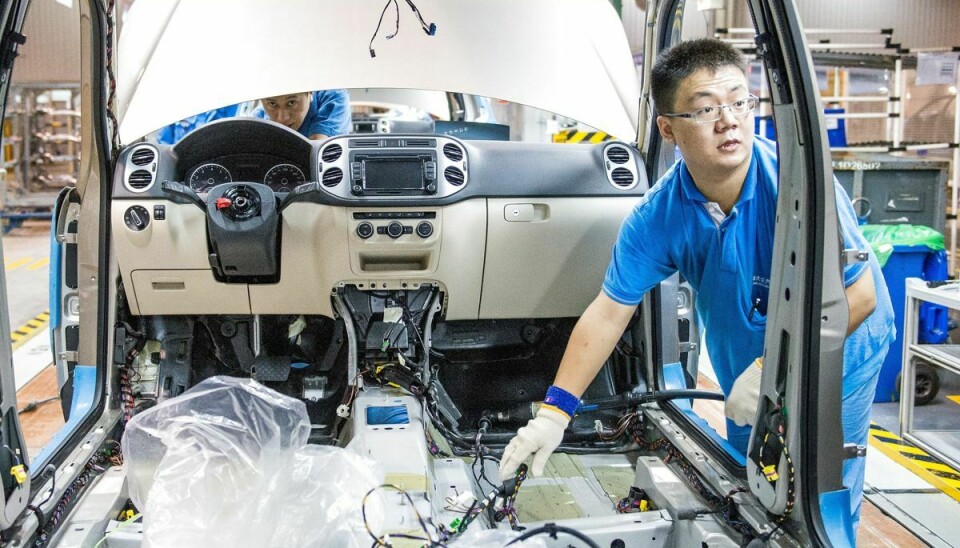 På grund af coronarestriktioner har store arbejdspladser som Volkswagens fabrik i Shanghai midlertidigt stået stille. Mandag advarer Kinas statistikbureau om, at landets økonomiske vækst står over for flere udfordringer. (Arkivfoto).