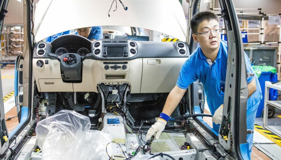 På grund af coronarestriktioner har store arbejdspladser som Volkswagens fabrik i Shanghai midlertidigt stået stille. Mandag advarer Kinas statistikbureau om, at landets økonomiske vækst står over for flere udfordringer. (Arkivfoto). På grund af coronarestriktioner har store arbejdspladser som Volkswagens fabrik i Shanghai midlertidigt stået stille. Mandag advarer Kinas statistikbureau om, at landets økonomiske vækst står over for flere udfordringer. (Arkivfoto).
