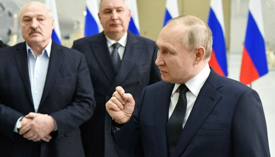 Vladimir Putin (til højre) var tirsdag på besøg på en rumbase i det fjernøstlige Rusland. Her var han sammen med Hvideruslands præsident, Aleksandr Lukasjenko (til venstre).