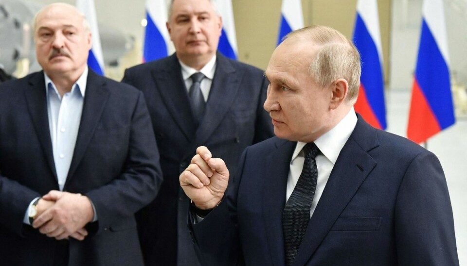 Vladimir Putin (til højre) var tirsdag på besøg på en rumbase i det fjernøstlige Rusland. Her var han sammen med Hvideruslands præsident, Aleksandr Lukasjenko (til venstre). Vladimir Putin (til højre) var tirsdag på besøg på en rumbase i det fjernøstlige Rusland. Her var han sammen med Hvideruslands præsident, Aleksandr Lukasjenko (til venstre).