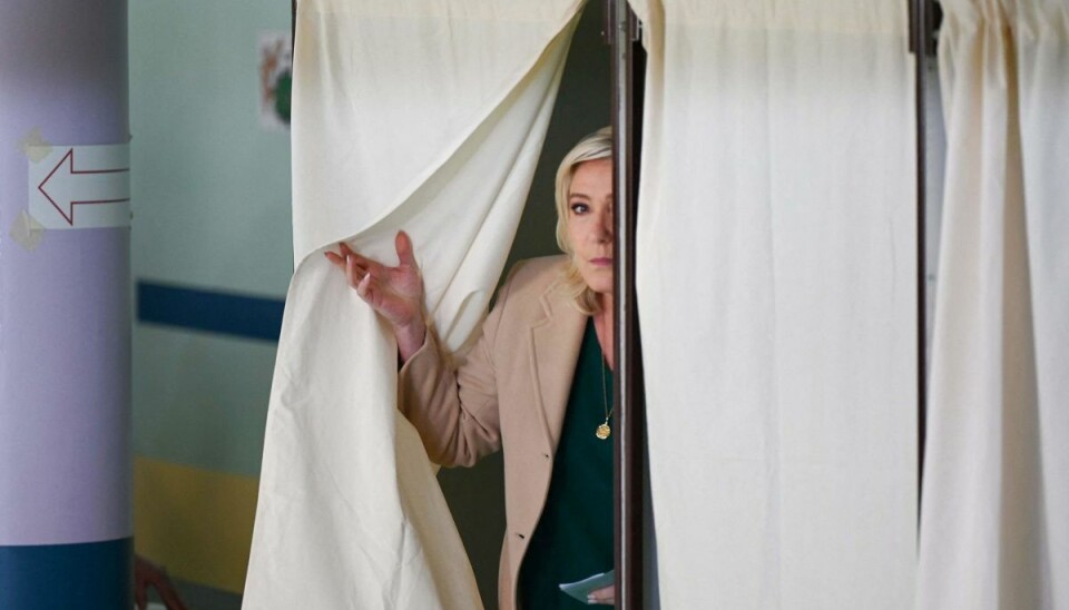 Lederen af partiet National Samling, Marine Le Pen, forlader stemmeboksen ved første valgrunde af det franske præsidentvalg søndag. En uofficiel måling fra Belgien viser dødt løb mellem hende og præsident Emmanuel Macron. Lederen af partiet National Samling, Marine Le Pen, forlader stemmeboksen ved første valgrunde af det franske præsidentvalg søndag. En uofficiel måling fra Belgien viser dødt løb mellem hende og præsident Emmanuel Macron.
