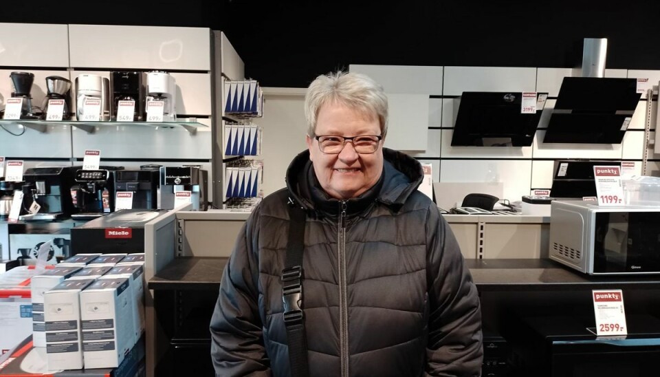 Rita Holt glæder sig til at få sin nye vaskemaskine, som hun netop har købt i Punkt1. Rita Holt glæder sig til at få sin nye vaskemaskine, som hun netop har købt i Punkt1.