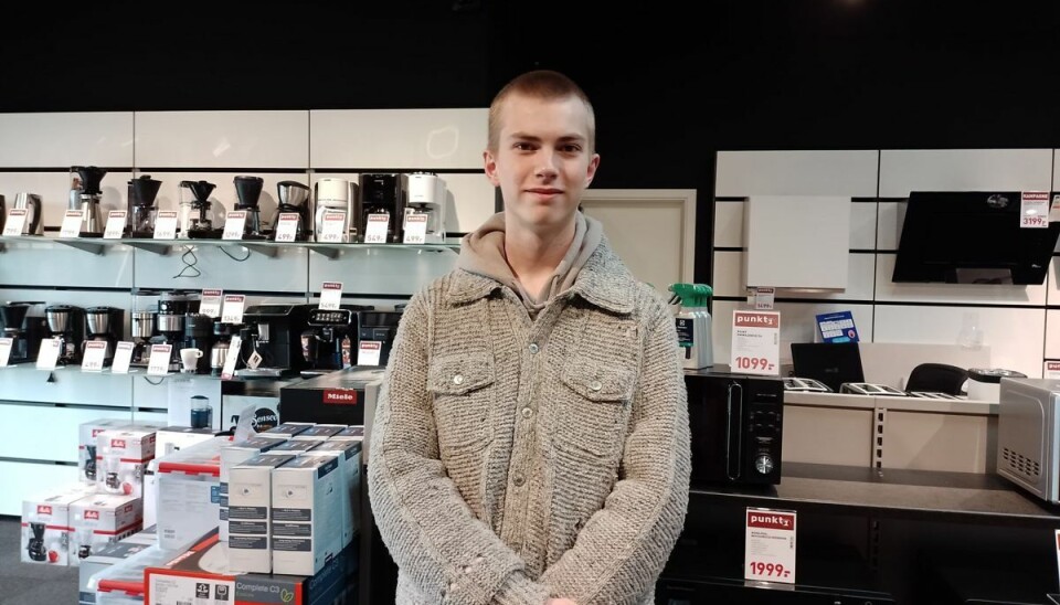 Tobias Albertsen tænker over at spare på strømmen derhjemme. Tobias Albertsen tænker over at spare på strømmen derhjemme.