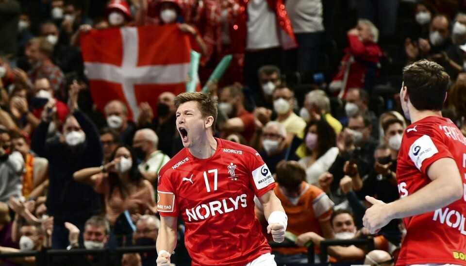 Flere tusinde fans møder torsdag op for at hylde Lasse Svan i landsholdskæmpens sidste optræden i rødt og hvidt. (Arkivfoto). Flere tusinde fans møder torsdag op for at hylde Lasse Svan i landsholdskæmpens sidste optræden i rødt og hvidt. (Arkivfoto).