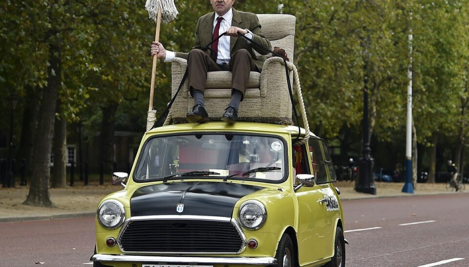 Hvad gør man, når bilen, en Austin Mini, er for lille til at rumme den nye lænestol? Mr. Bean har løsningen. Hvad gør man, når bilen, en Austin Mini, er for lille til at rumme den nye lænestol? Mr. Bean har løsningen.